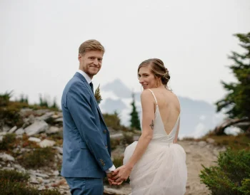 Bir çiftin sakin bir ortamda karşılıklı oturup konuştuğu, geleceğe dair duygusal hazırlıkları yansıtan sıcak ve samimi bir sahne.