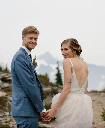 Bir çiftin sakin bir ortamda karşılıklı oturup konuştuğu, geleceğe dair duygusal hazırlıkları yansıtan sıcak ve samimi bir sahne.