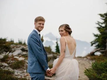 Bir çiftin sakin bir ortamda karşılıklı oturup konuştuğu, geleceğe dair duygusal hazırlıkları yansıtan sıcak ve samimi bir sahne.