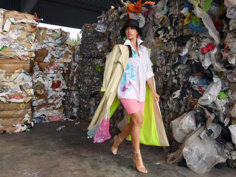 Düzenli bir dolap üzerinde katlanmış kıyafetler, yeniden değerlendirme ve tasarruf odaklı bir yaşam tarzını yansıtan sade bir görüntü.