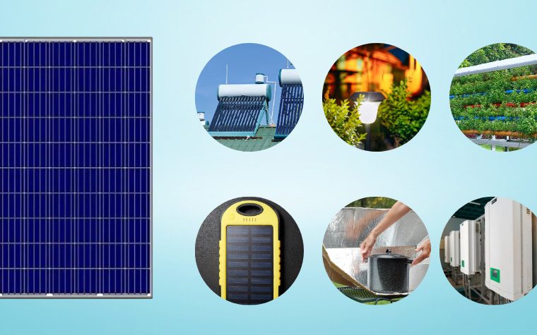 Evin çatısındaki güneş panellerinden enerji alan, mutfakta ekranında güneş sembolü görünen buzdolabı ve tezgâh üzerindeki küçük güneş enerjili ev aletlerinin yer aldığı modern bir mutfak sahnesi.