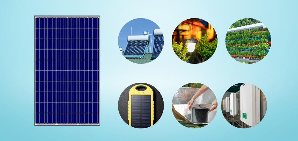 Evin çatısındaki güneş panellerinden enerji alan, mutfakta ekranında güneş sembolü görünen buzdolabı ve tezgâh üzerindeki küçük güneş enerjili ev aletlerinin yer aldığı modern bir mutfak sahnesi.