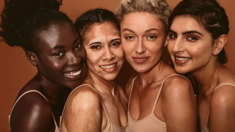 Temiz ve bakımlı ciltle doğal güzelliğini gösteren kadın yüzü.