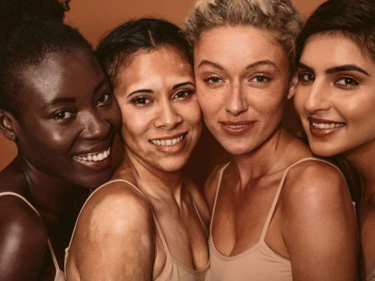 Temiz ve bakımlı ciltle doğal güzelliğini gösteren kadın yüzü.