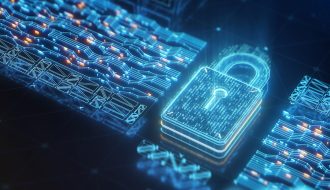 Bir kişi bilgisayar ve telefon kullanırken çevrim içi gizliliğini korumak için önlemler alıyor; ekranında kilit simgeleri ve gizlilik sembolleri görünüyor.