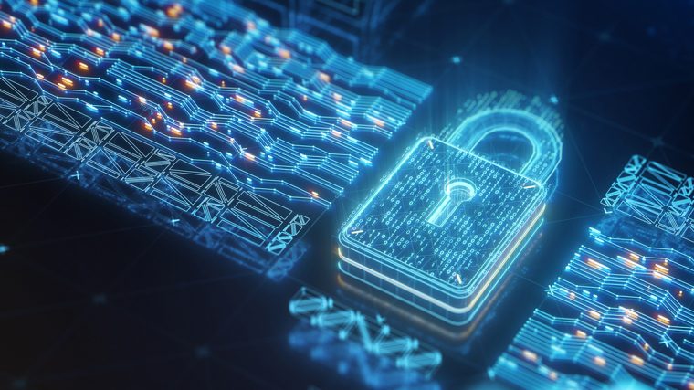 Bir kişi bilgisayar ve telefon kullanırken çevrim içi gizliliğini korumak için önlemler alıyor; ekranında kilit simgeleri ve gizlilik sembolleri görünüyor.