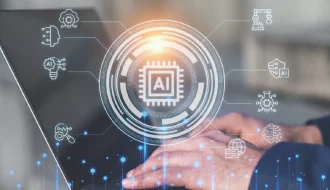 Bir kişi, akıllı telefon ve bilgisayar kullanarak günlük işlerini yönetiyor; evinde ve iş yerinde teknolojinin sunduğu kolaylıklardan faydalanıyor.